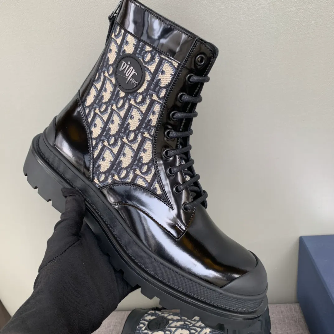 [DIOR] Top P: 920💰 Number of yards: 39~44 (38.45 custom-made, non-refundable) Dior Dior~ Winter series, original 1:1 development Casual men's leather shoes Made with heavy investment, shoes and boots are made of imported cowhide + imported Dior special fabric Not easily deformed black cowhide lining Dior large hardware inlay Original TPU vacuum outsole, black cowhide Black open edge beads Military green suede Black suede Khaki suede leather is crafted by a large factory, and the perfect product is only prepared for you who know your taste! Any comparisons are welcome.